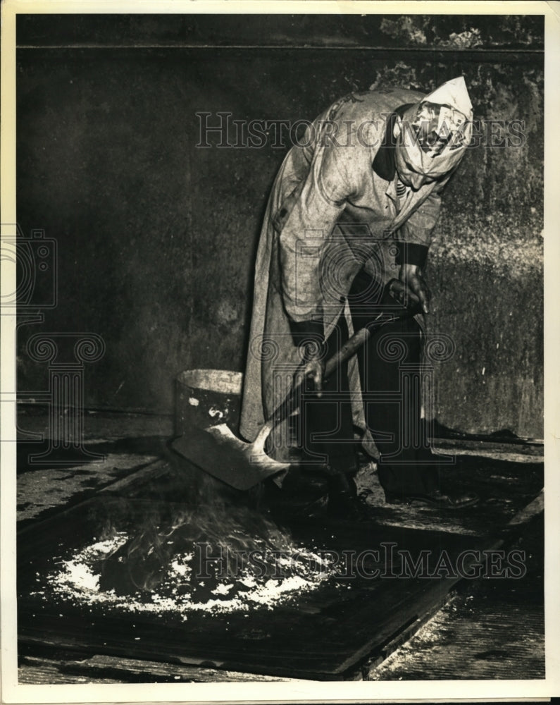 Load image into Gallery viewer, Press Photo Ed Benjamin Applies Shovel Fills With Graphite - ney10275
