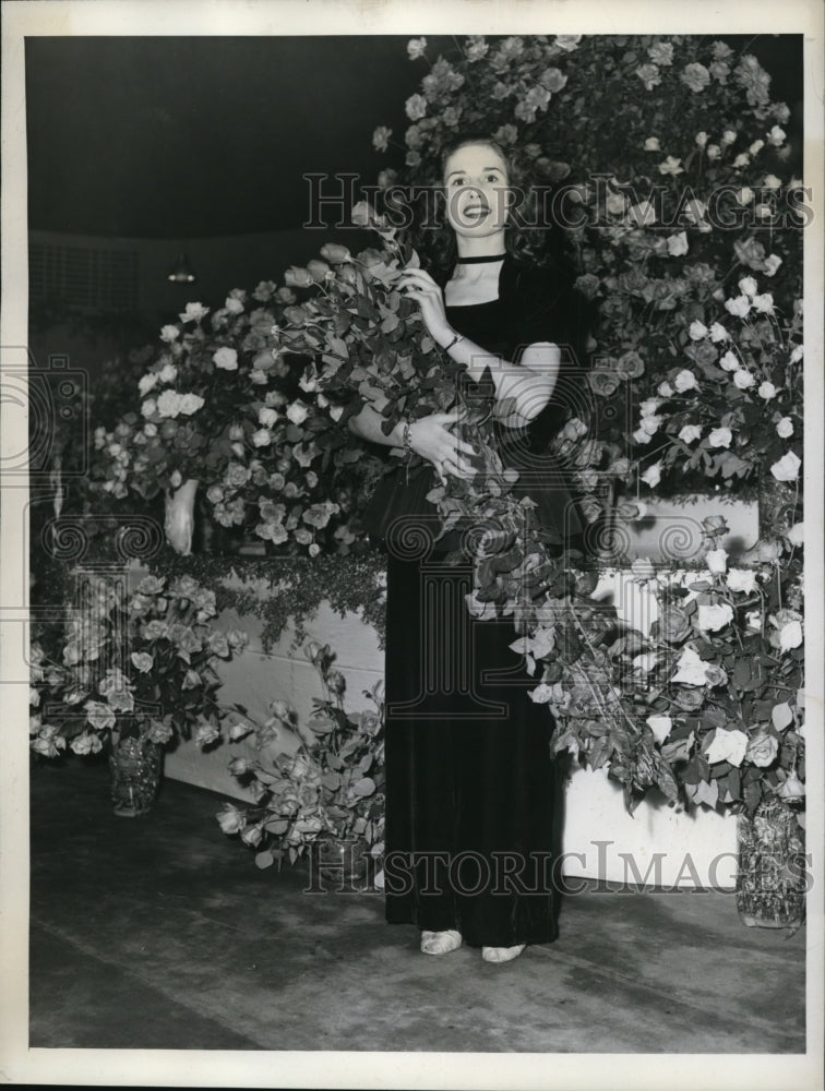 1944 Press Photo Rita Keating at National Rose Show in Cleveland Ohio- Historic Images