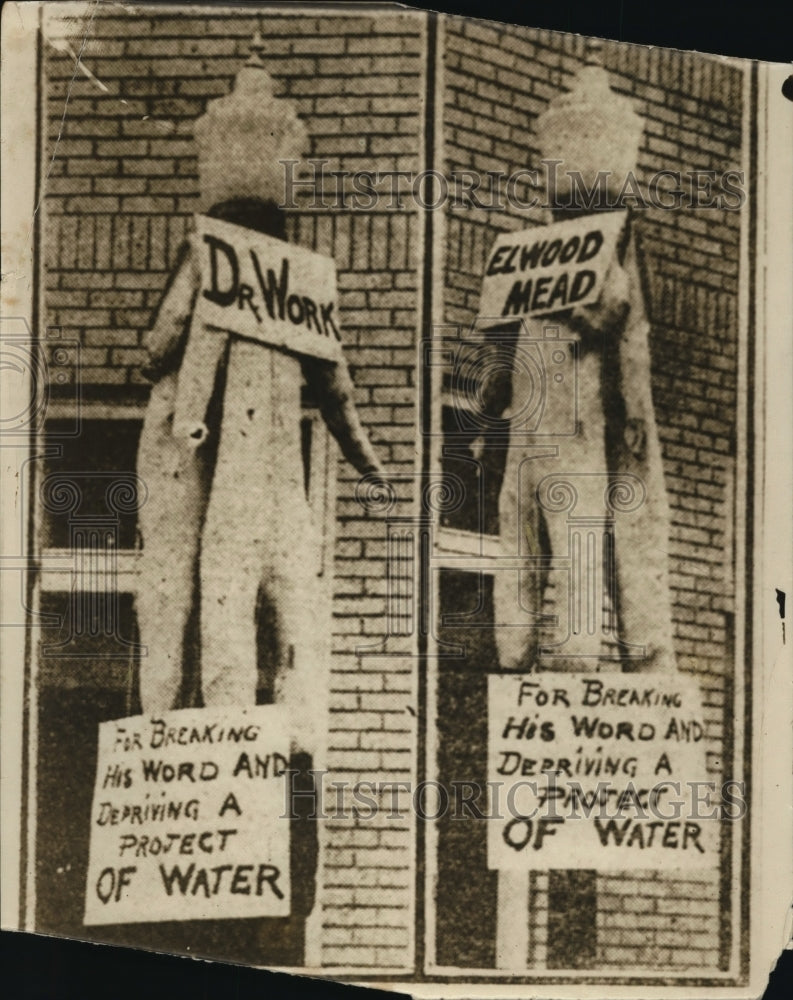 1926 Press Photo Signs Posted At The Statues - ney10391