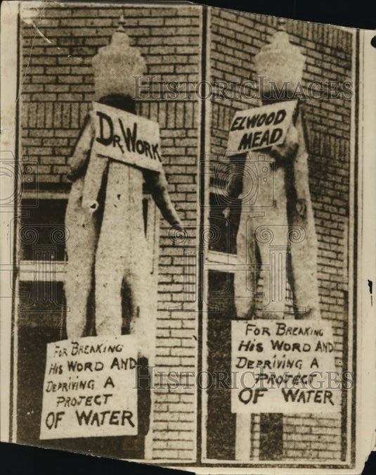 1926 Press Photo Signs Posted At The Statues - ney10391