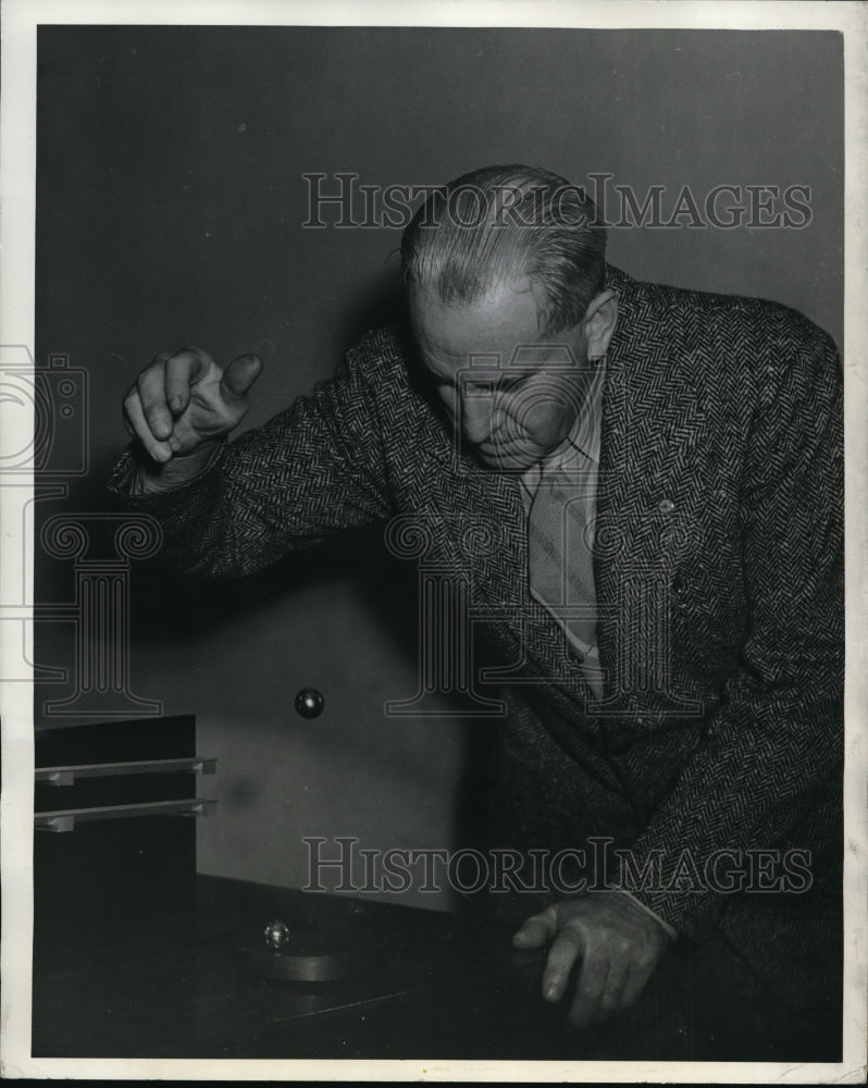 1940 Press Photo Research Engineer Dr. Phillips Thomas - ney10490