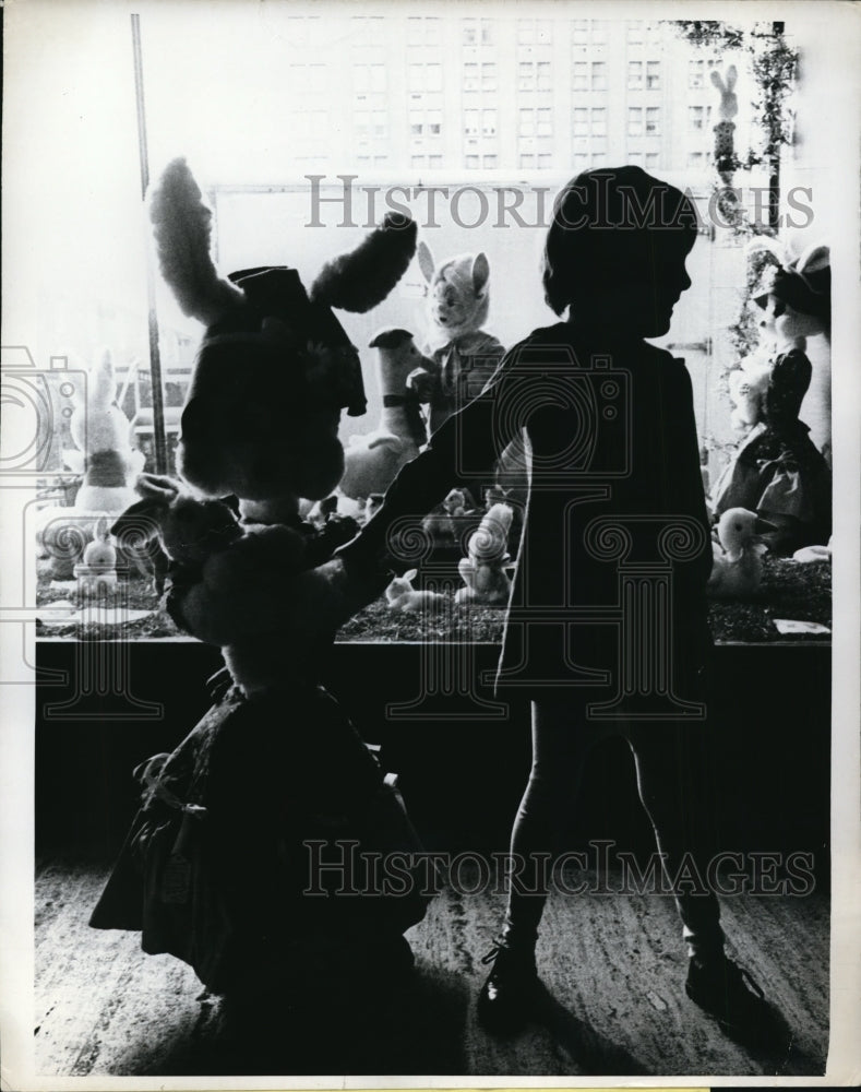 1968 Press Photo Elizabeth Jewett Standing Against An Easter Window - ney10550