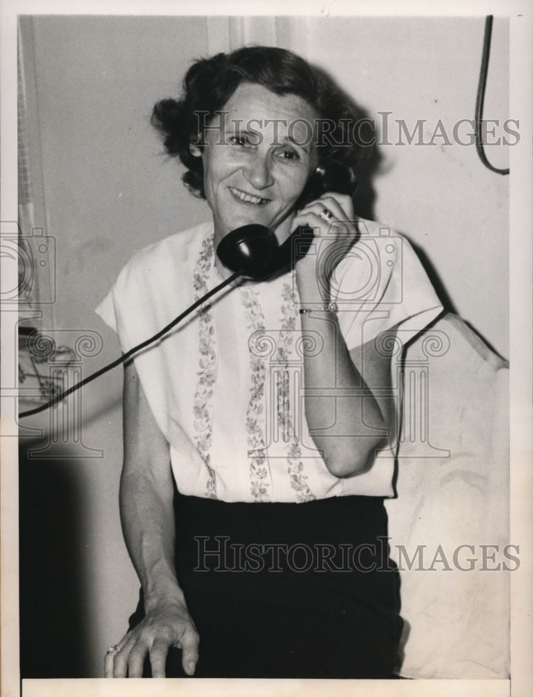 1948 Press Photo Mrs. Mary Farber Receives A Phone Call From Friends - ney10555
