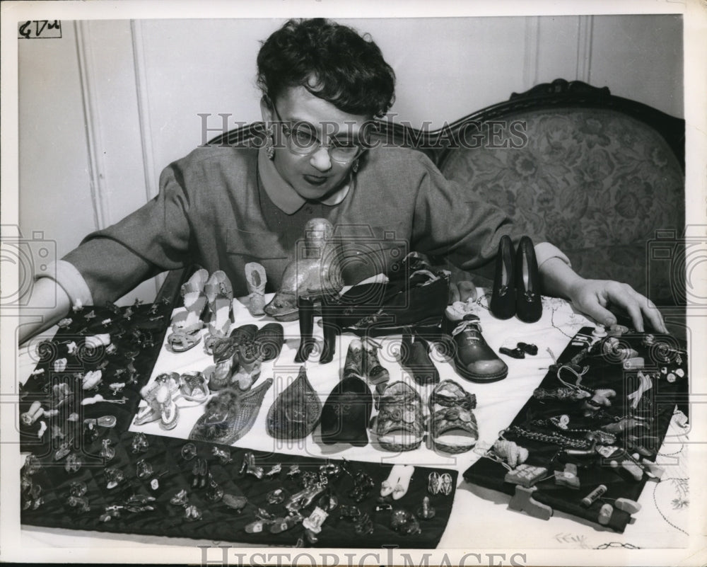 1956 Press Photo Betty De Lage Collects Miniature Shoes - ney10647