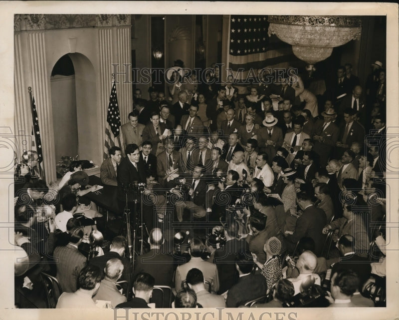 Load image into Gallery viewer, 1940 Press Photo Wendell Willkie Being Interviewed By The Newsmen - ney10653

