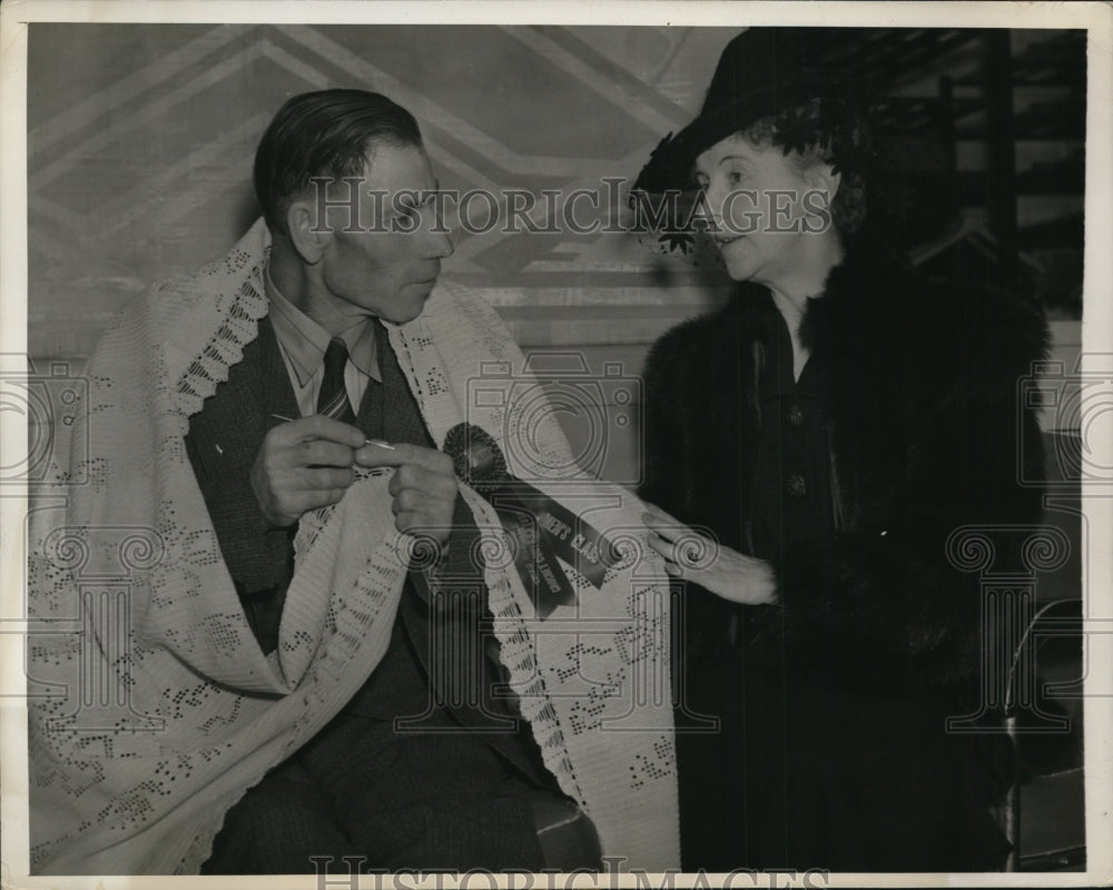 1939 Press Photo John Miller Being Congratulated By Mrs. Theodore Roosevelt