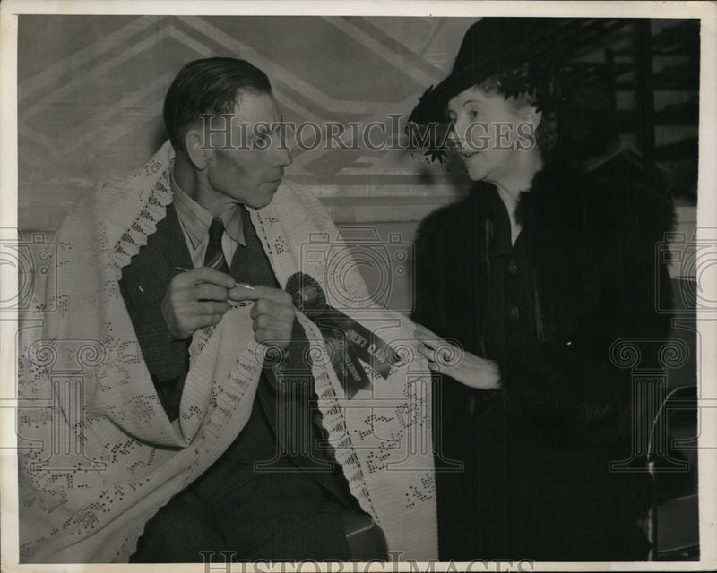 Load image into Gallery viewer, 1939 Press Photo John Miller Being Congratulated By Mrs. Theodore Roosevelt
