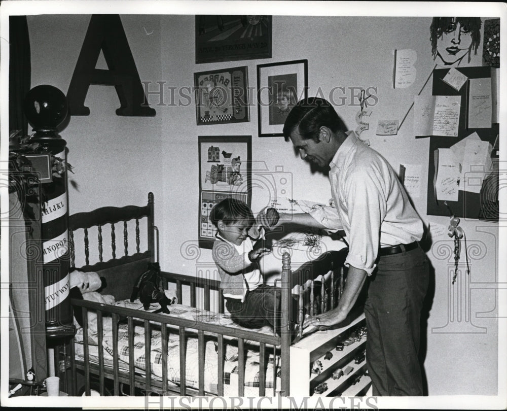 1969 Press Photo Little Aaron Play with Dad before Bedtime - ney10691