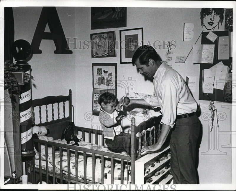 Load image into Gallery viewer, 1969 Press Photo Little Aaron Play with Dad before Bedtime - ney10691
