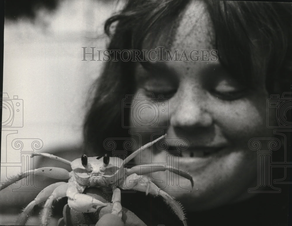 1966 Press Photo Laura Jeasler withe Her Crab in Great Crab Race - ney10776