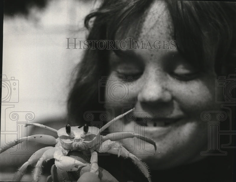 Load image into Gallery viewer, 1966 Press Photo Laura Jeasler withe Her Crab in Great Crab Race - ney10776
