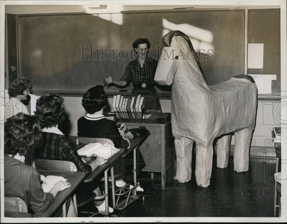 1961 Press Photo Eleanor Thronell And The Trojan Horse - ney10870