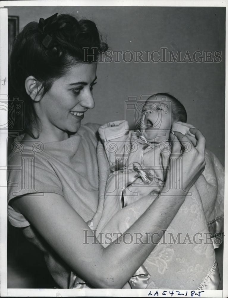 Load image into Gallery viewer, 1940 Press Photo Diana Joy Visser 10 Weeks Tooth Pulled Held by Mrs Visser
