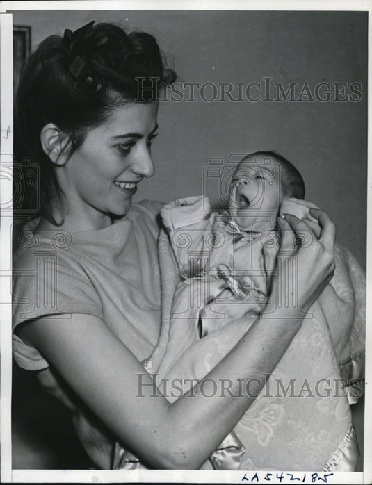1940 Press Photo Diana Joy Visser 10 Weeks Tooth Pulled Held by Mrs Visser