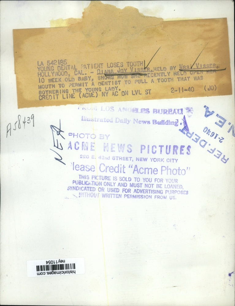 1940 Press Photo Diana Joy Visser 10 Weeks Tooth Pulled Held by Mrs Visser