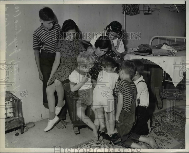 Load image into Gallery viewer, 1940 Press Photo Pres.Roosevelt legalizing residence of Veterans Wife
