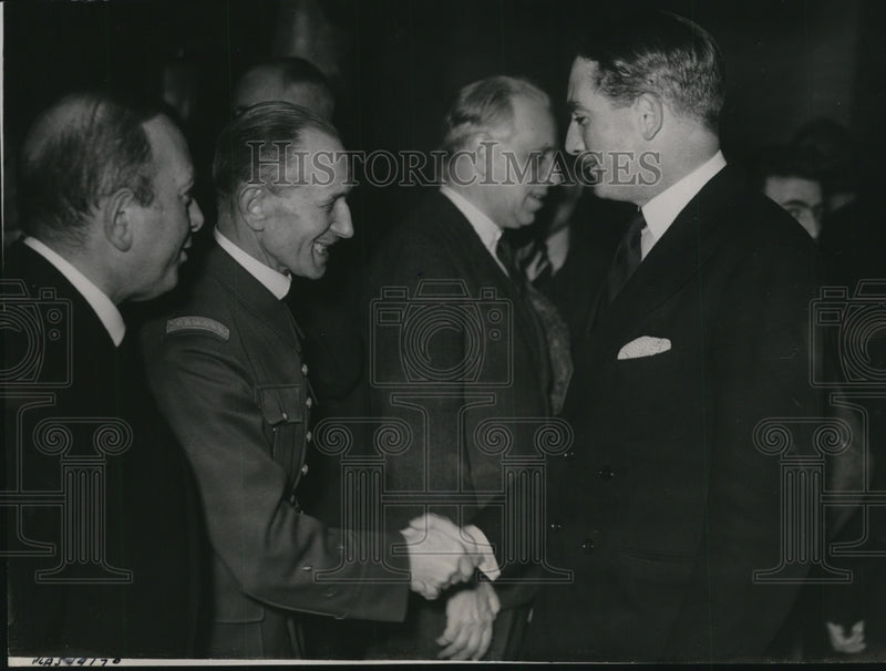 Load image into Gallery viewer, 1940 Press Photo Anthony Eden honor Gen.Lelong, head of French Military
