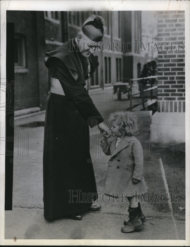 Load image into Gallery viewer, 1944 Press Photo Peggy Westerfield &amp; Reverend Richard Cushing Archbishop Boston
