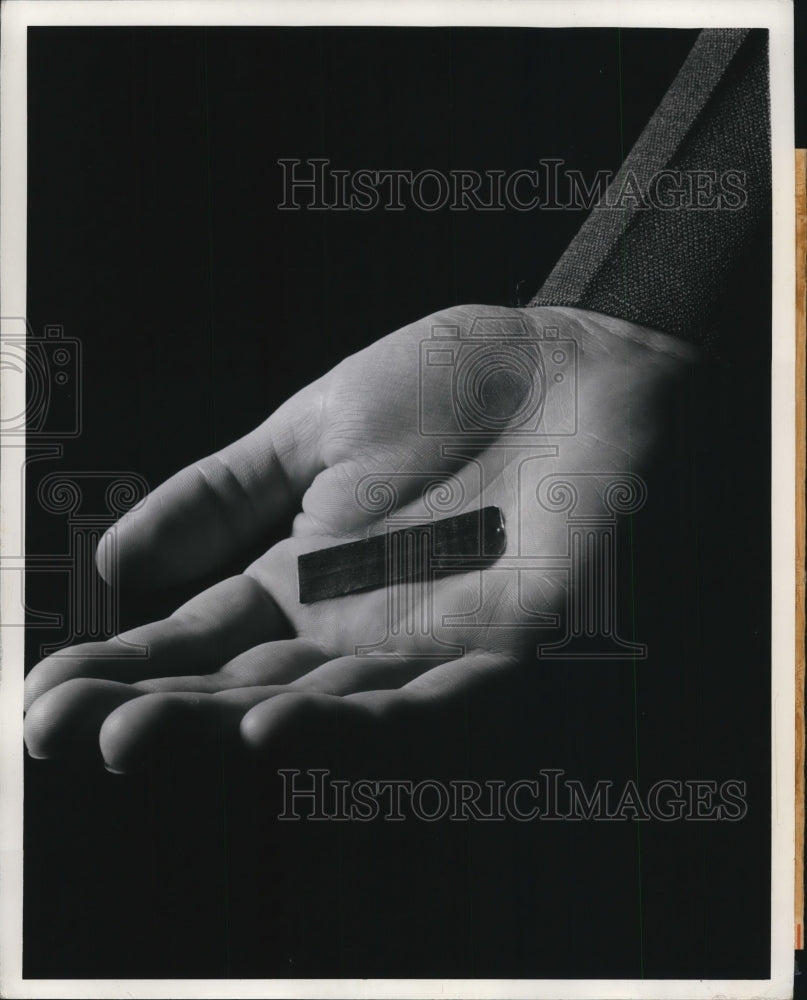 Press Photo Tiny Weighing Instrument by Dr. Earl A. Gulbransen - ney12079