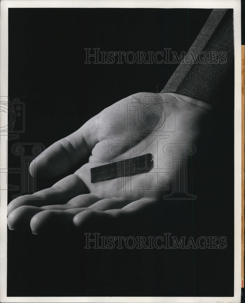 Load image into Gallery viewer, Press Photo Tiny Weighing Instrument by Dr. Earl A. Gulbransen - ney12079
