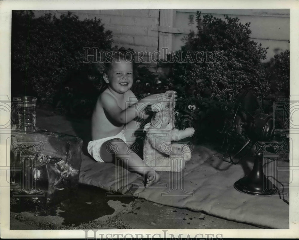 1941 Press Photo Baby Durand Williams Playing in Front of Fan, Atlanta