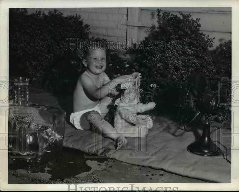 Load image into Gallery viewer, 1941 Press Photo Baby Durand Williams Playing in Front of Fan, Atlanta
