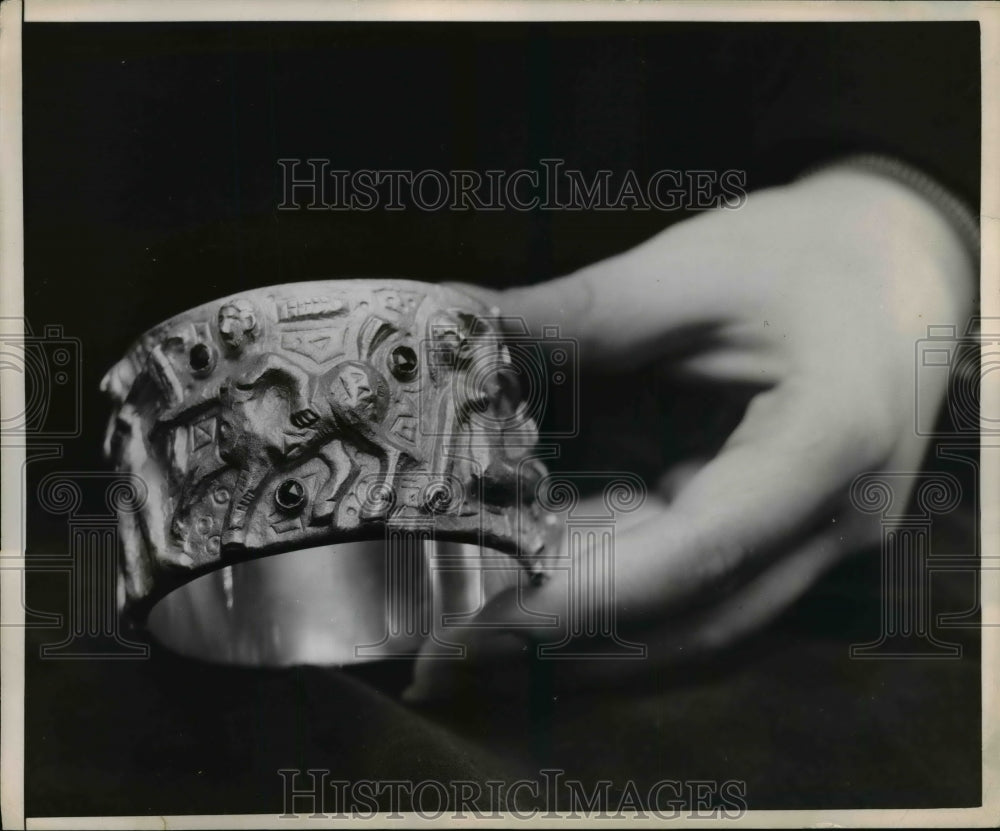 1955 Press Photo 18-Carat Bracelet Called "Odyssea" by Finzi Jewelers, Milan