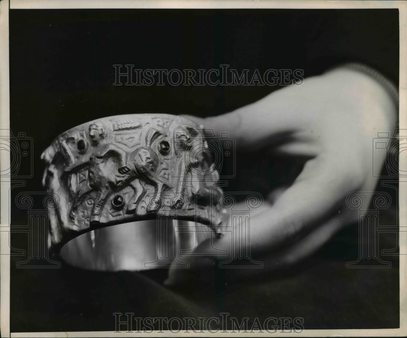 Load image into Gallery viewer, 1955 Press Photo 18-Carat Bracelet Called "Odyssea" by Finzi Jewelers, Milan
