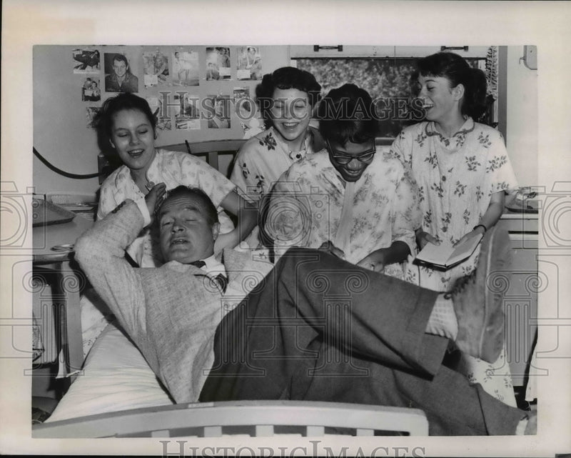 Load image into Gallery viewer, Press Photo Comedian Bob Hope with Children - ney12448
