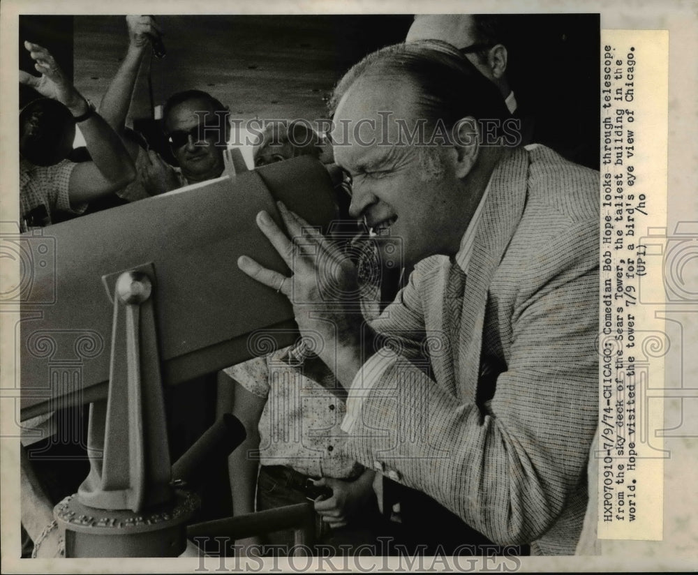 1974 Press Photo Comedian Bob Hope Looking Through Telescope at Sears Tower- Historic Images