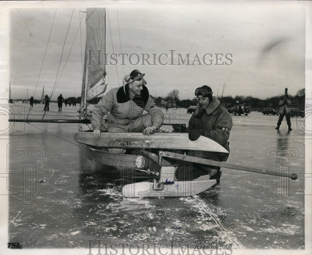 1947 Press Photo Duane And Dick Walton Are Sharpening The Blade Of Their Boat