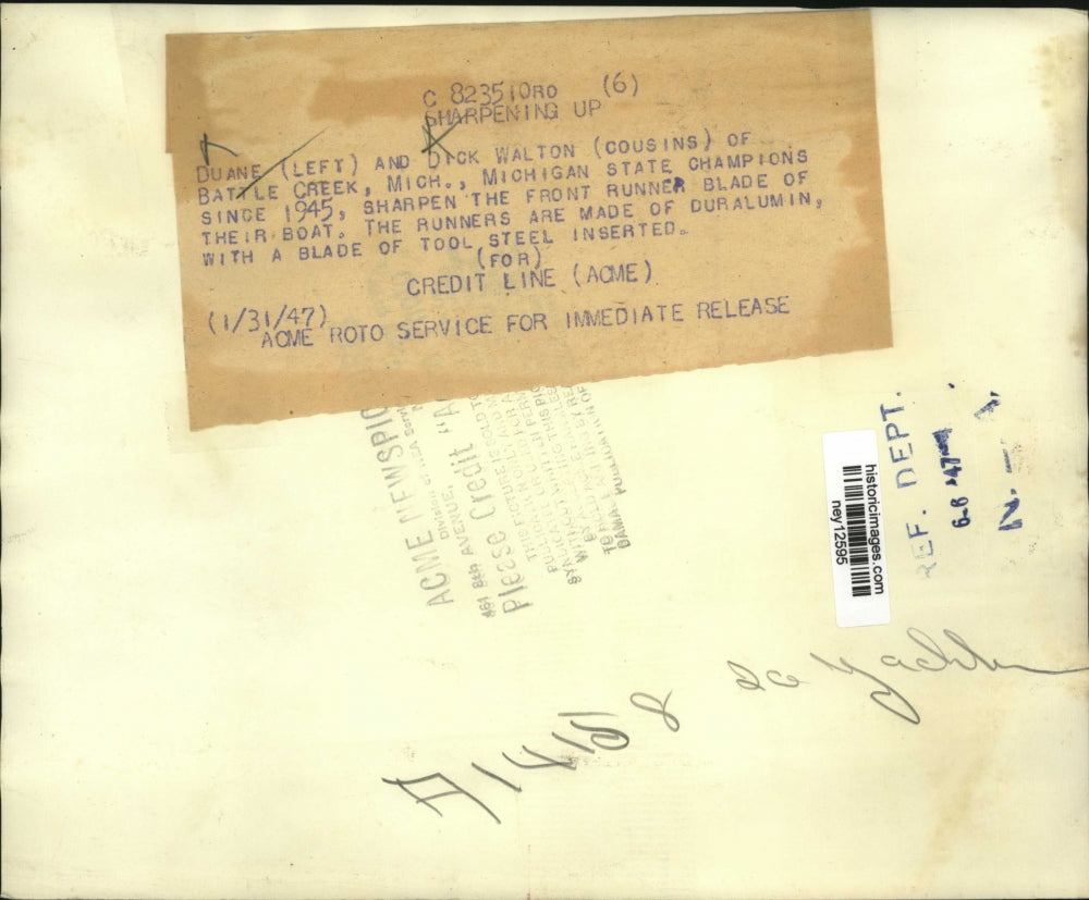 1947 Press Photo Duane And Dick Walton Are Sharpening The Blade Of Their Boat