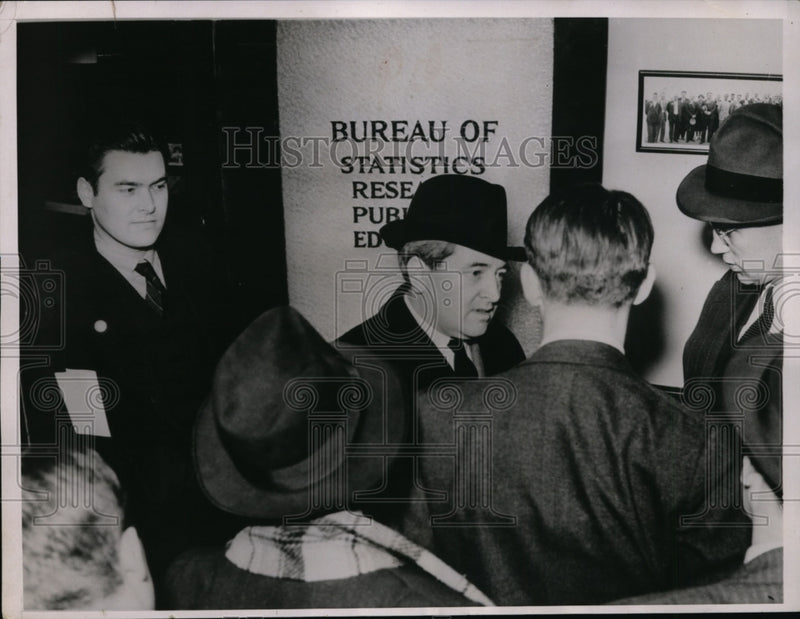 Load image into Gallery viewer, 1937 Press Photo Conciliator James Dewey with Reporters about Auto Union Strike
