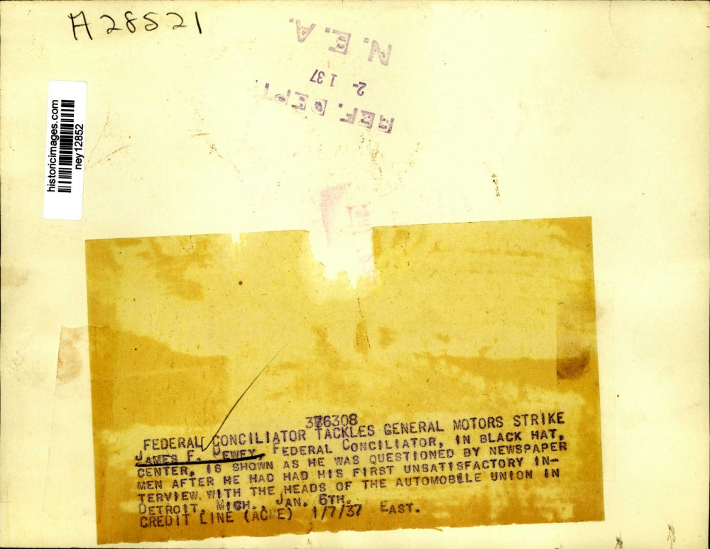 1937 Press Photo Conciliator James Dewey with Reporters about Auto Union Strike