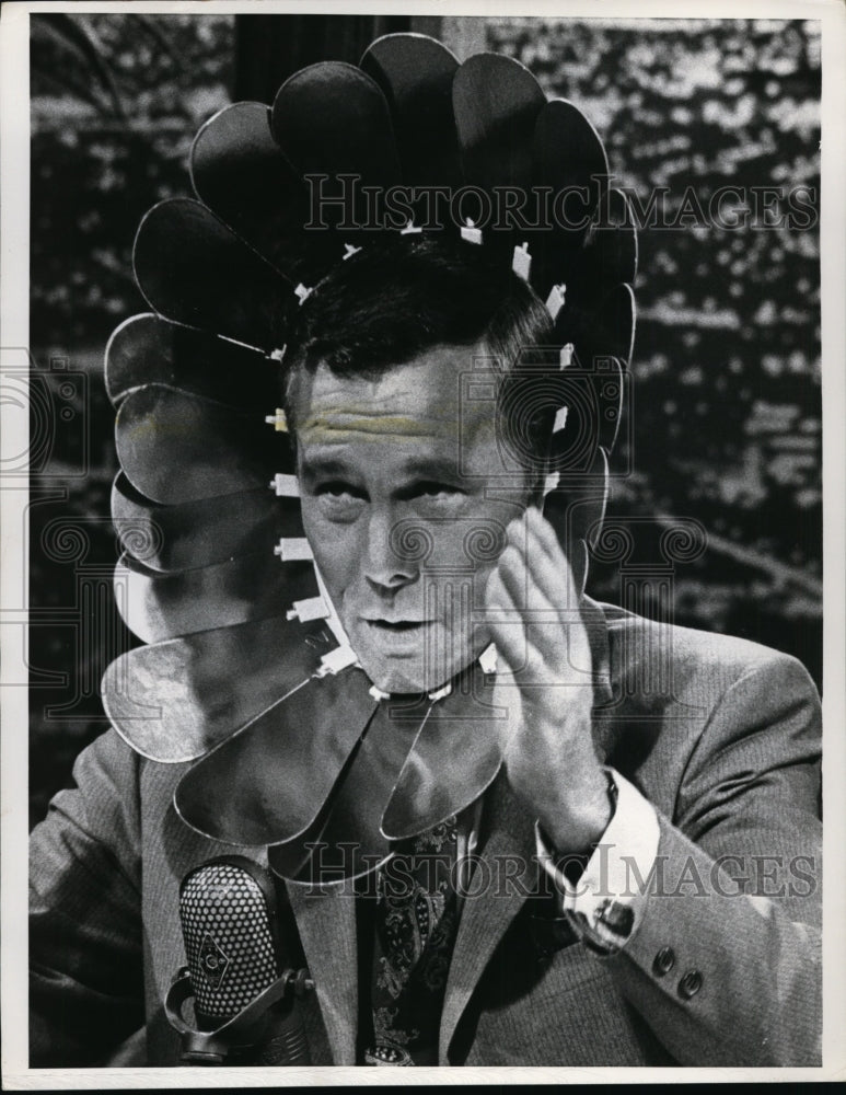 1967 Press Photo Actor Johnny Carson wears a sunbonnet sun reflection