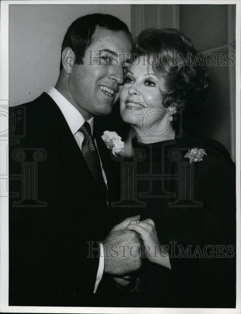 Load image into Gallery viewer, 1969 Press Photo Arlene Dahl Poses With Her Husband Rounsevelle Schaun
