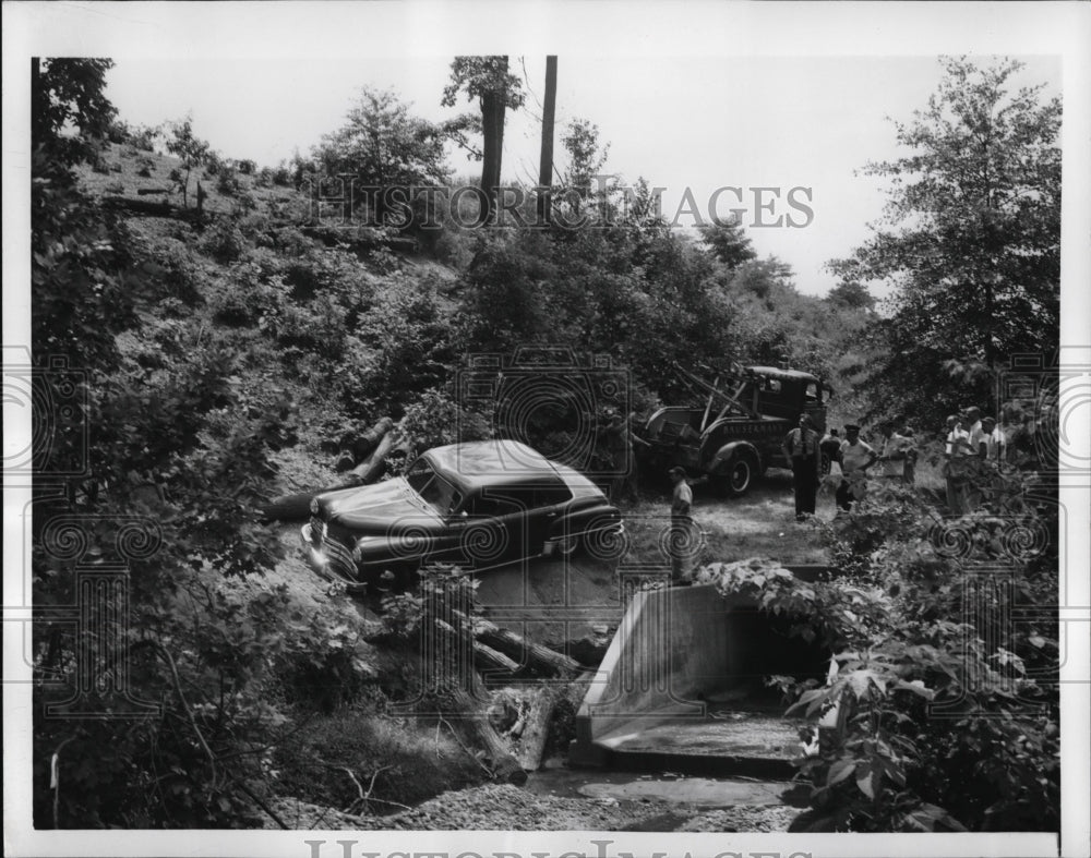 1954 Press Photo Auto Wreckers and Police at Sight of Car that Rolled into Ditch