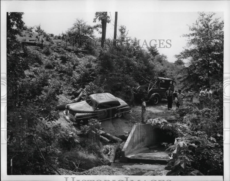Load image into Gallery viewer, 1954 Press Photo Auto Wreckers and Police at Sight of Car that Rolled into Ditch
