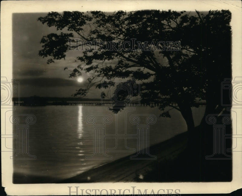 Load image into Gallery viewer, 1927 Press Photo Moonlight on Jamestown Island - ney13535

