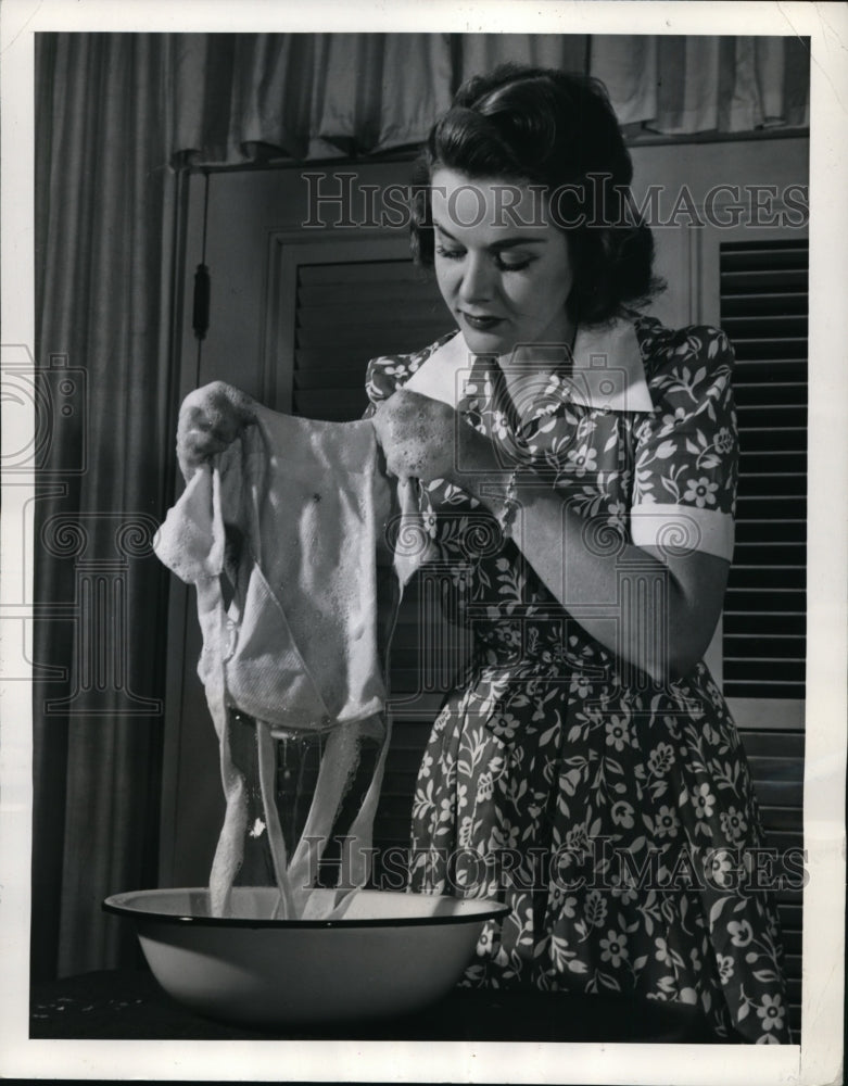 1941 Press Photo A Lady While Washing Her Hat - ney13625- Historic Images