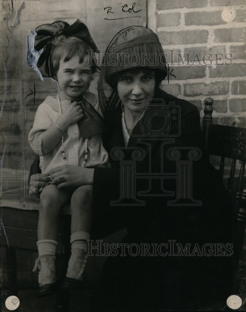 1923 Press Photo Maud Armfield & Child - ney13663