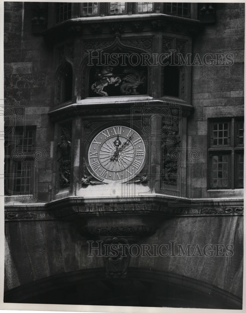 Load image into Gallery viewer, 1961 Press Photo St. George &amp; Dragon Clock in London - ney13848
