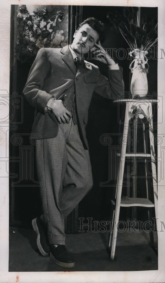 1948 Press Photo High Buttoning Jacket Worn in Paris France - ney13868