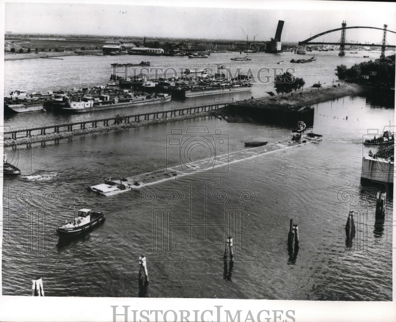 Load image into Gallery viewer, 1968 Press Photo Subway Tunnel Towed into Nieuwe Mass River, Rotterdam England
