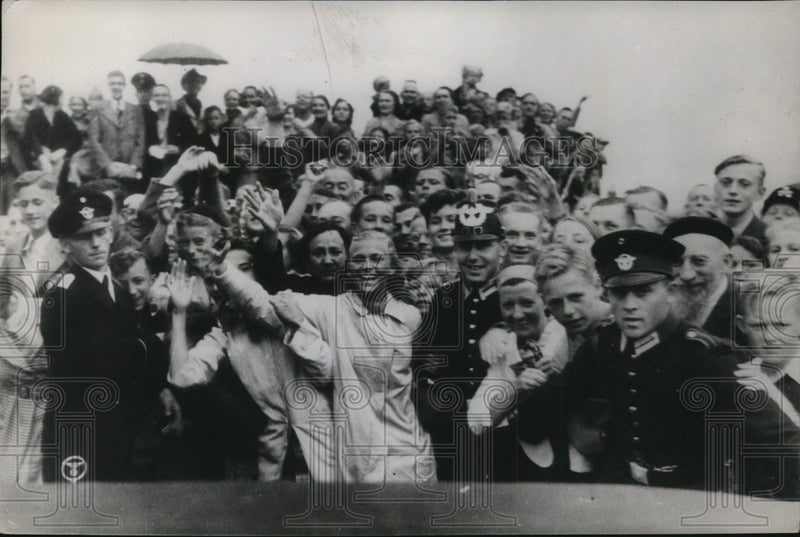 Load image into Gallery viewer, 1938 Press Photo Crowd Greeting English Channel Swimmer Jenny Kammergaarde
