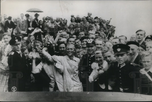 1938 Press Photo Crowd Greeting English Channel Swimmer Jenny Kammergaarde