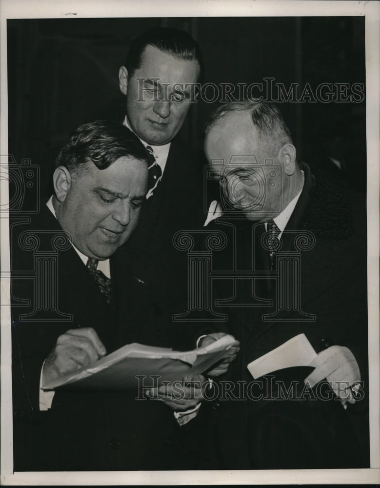 Load image into Gallery viewer, 1939 Press Photo Mayor LaGuardia with Dr.Eduard Bene and Thomas L. Sidlo
