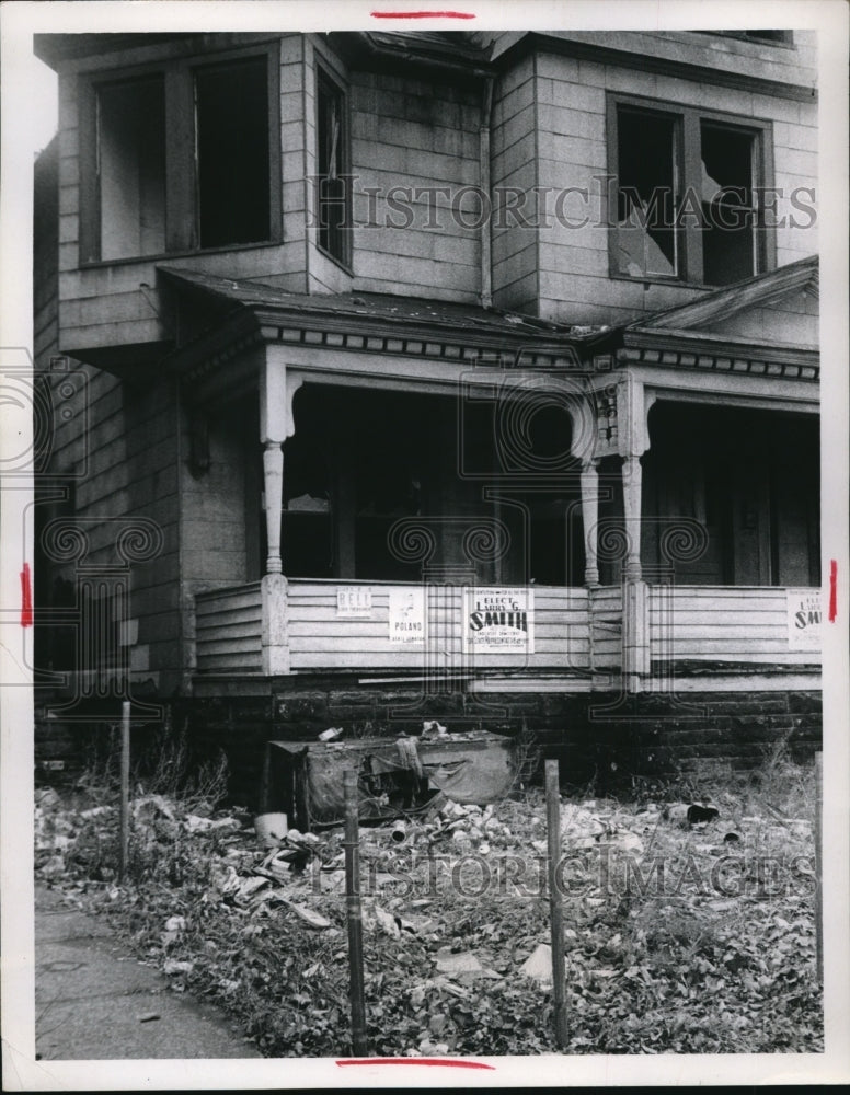 Load image into Gallery viewer, 1970 Press Photo Abandoned Home E. 79th St. and Chester Avenue Cleveland, Ohio
