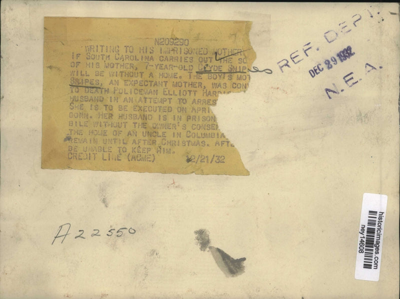 Load image into Gallery viewer, 1932 Press Photo Clyde Snipes Writes Letter to Mother on Death Row - ney14608
