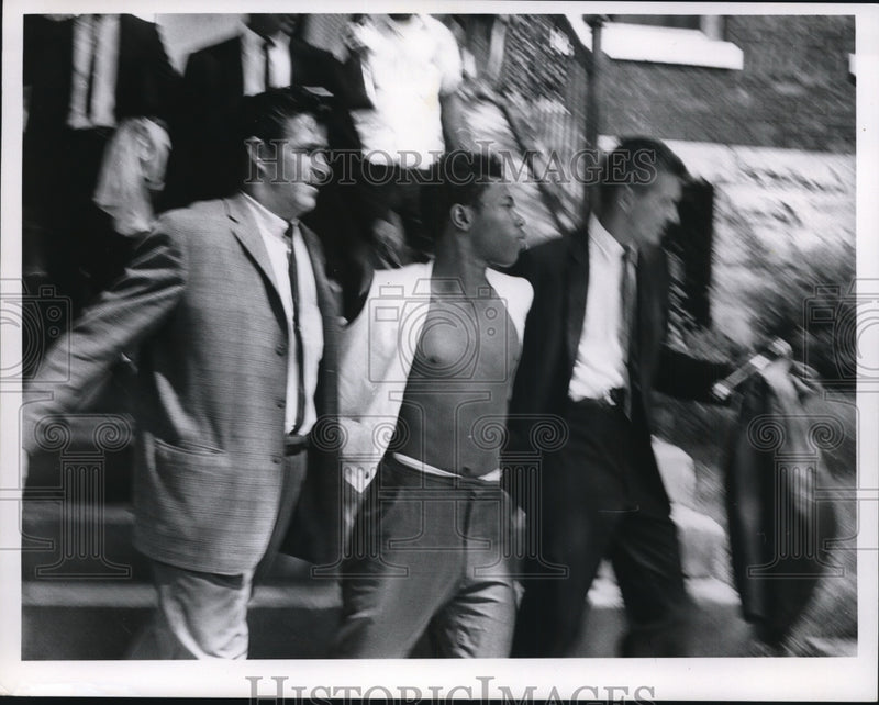 Load image into Gallery viewer, 1966 Press Photo Julian Wilson Captured in Bank Robbery - ney14616

